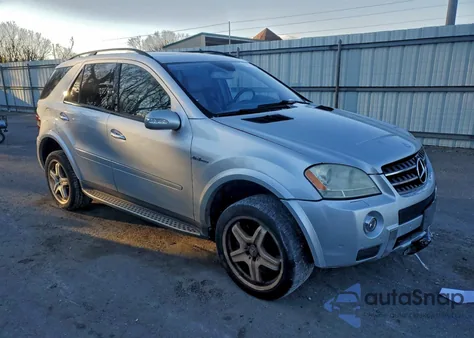 2008 Mercedes-Benz Ml 63 Amg z USA, uszkodzony, nr VIN 4JGBB77E08A332079